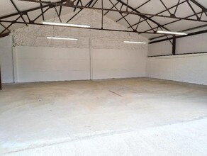 Great Ln, Bedford for lease Interior Photo- Image 2 of 3