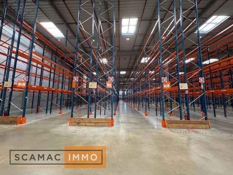 Industrial in Le Coudray-Montceaux for lease - Interior Photo - Image 2 of 7