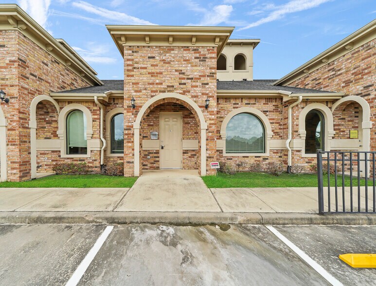 126 Eldridge Rd, Sugar Land, TX for lease - 126 Eldridge Rd, unit C Sugar Land Texas (13) - Image 1 of 16