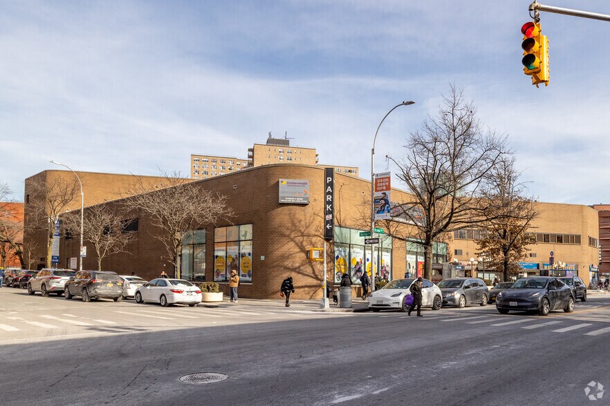 4161 Kissena Blvd, Flushing, NY 11355 Flushing Plaza