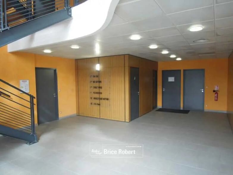 Office in Saint-Priest for lease - Lobby - Image 2 of 13