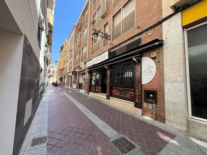 Retail in Elche for lease - Building Photo - Image 2 of 8