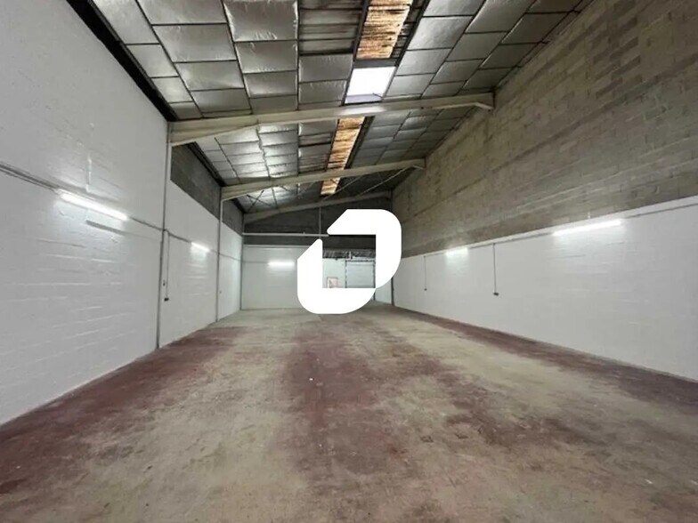 Flex in Eaubonne for lease - Interior Photo - Image 3 of 8