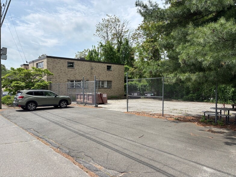 168 Railroad Hill St, Waterbury, CT for sale - Building Photo - Image 2 of 5