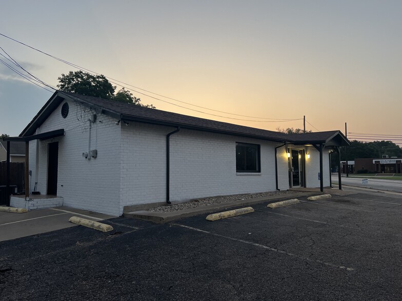 418 W Chambers St, Cleburne, TX for lease - Building Photo - Image 1 of 23