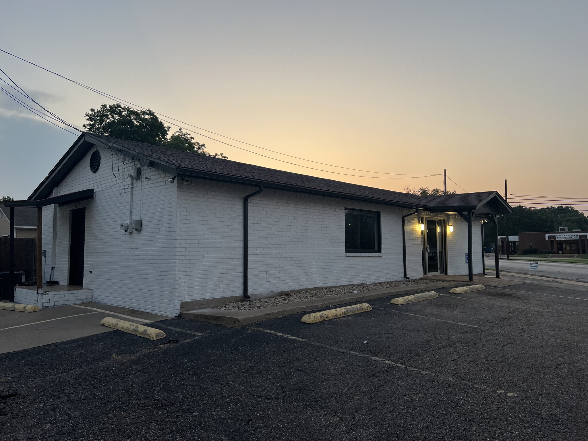 418 W Chambers St, Cleburne, TX for lease Building Photo- Image 1 of 24