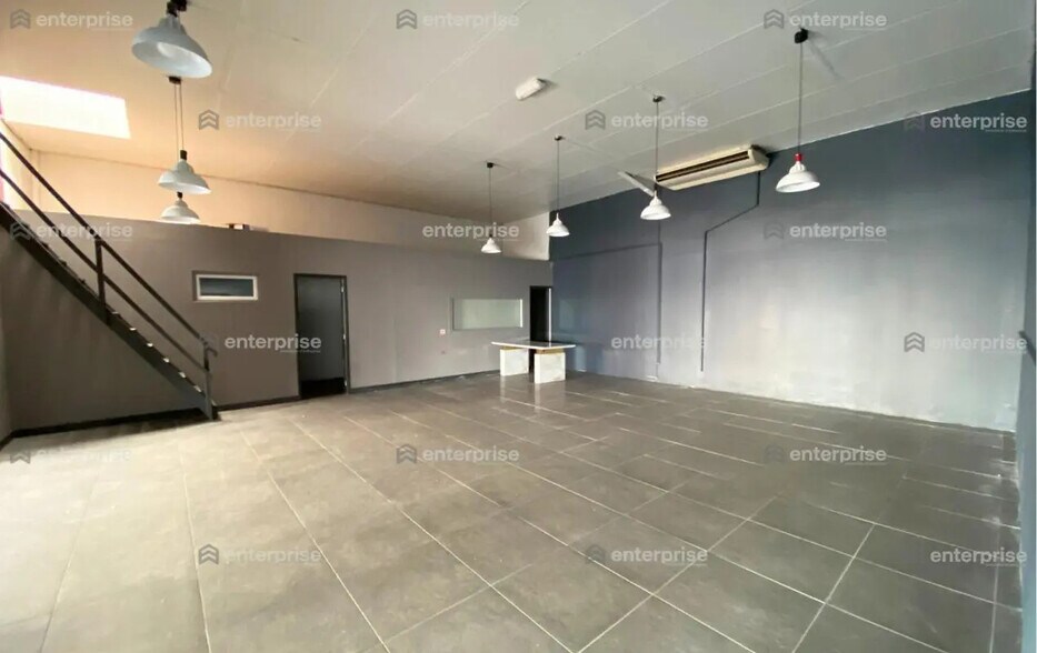 Retail in SAINT-MAXIMIN for lease - Interior Photo - Image 3 of 7