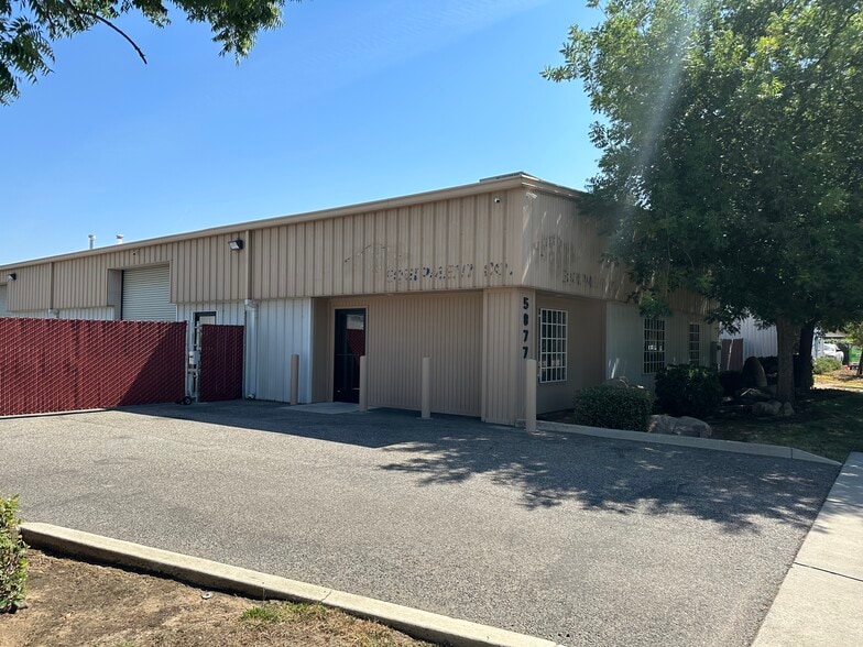 5877 E Clinton Ave, Fresno, CA for lease - Building Photo - Image 3 of 9