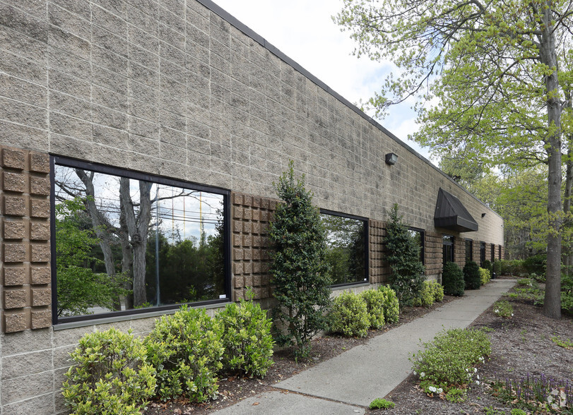 750 Blue Point Rd, Holtsville, NY for lease - Primary Photo - Image 1 of 5