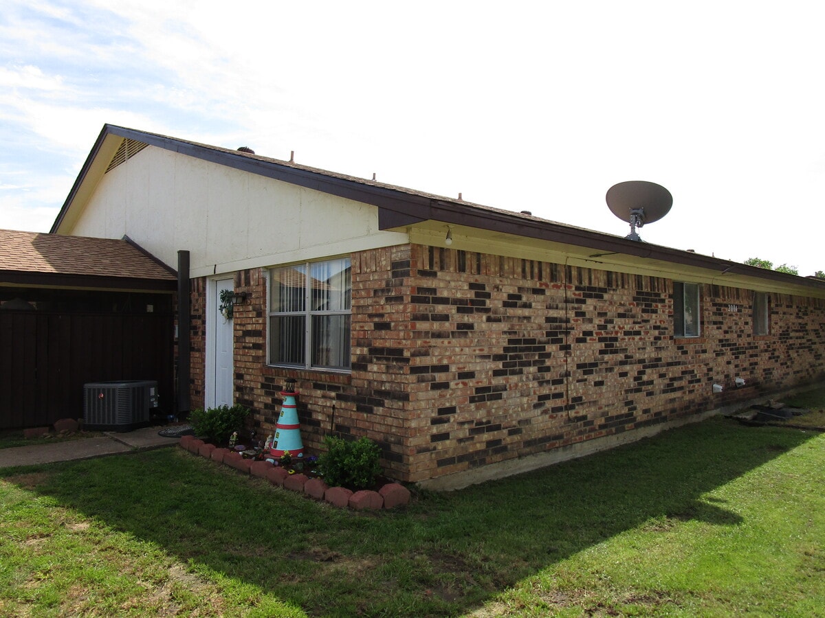 108 S Shady Shores Dr, Lake Dallas, TX 75065