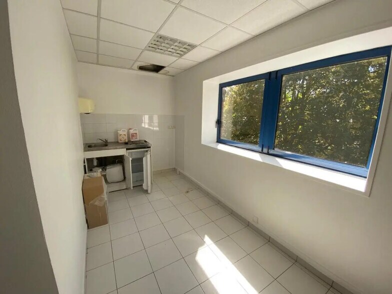 Office in Noisy-le-Grand for lease - Building Photo - Image 3 of 5