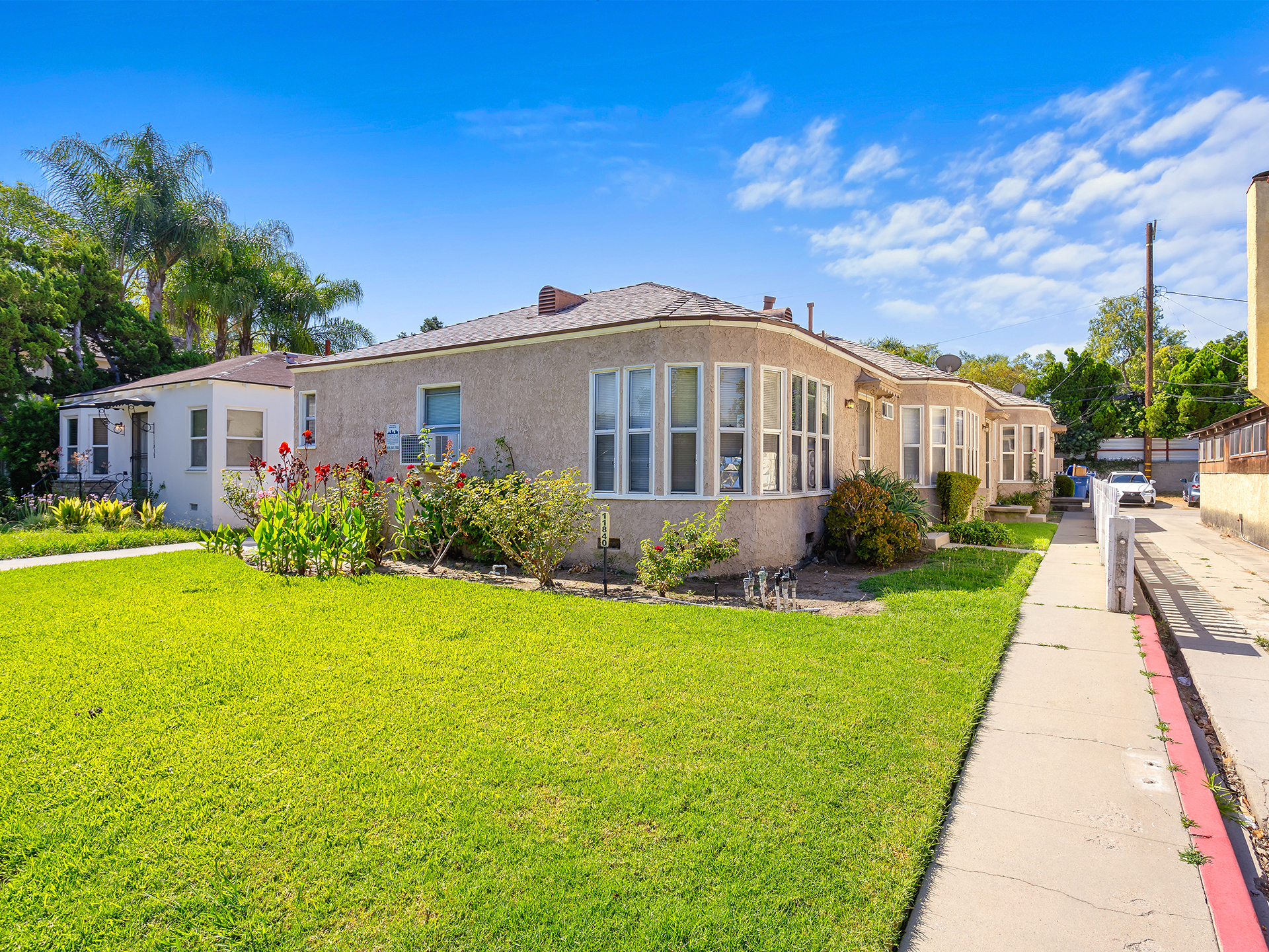 11840 Magnolia Blvd, Valley Village, CA for sale Primary Photo- Image 1 of 43