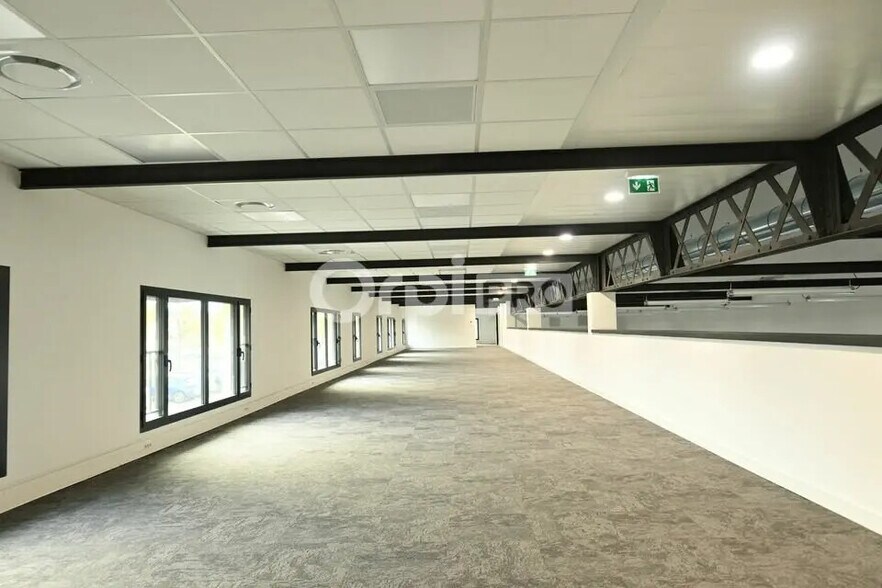 Office in Vénissieux for lease - Building Photo - Image 1 of 8
