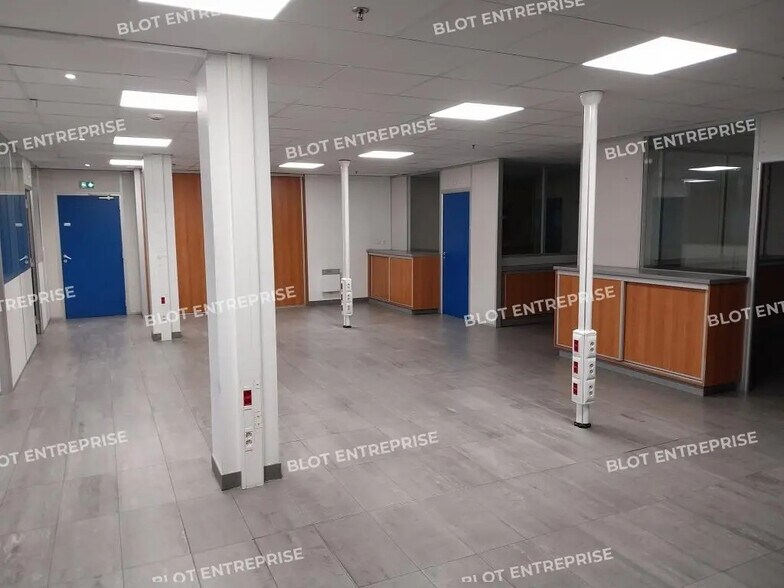 Office in Saint-Aignan-Grandlieu for lease - Interior Photo - Image 3 of 14
