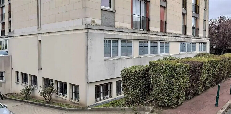 Retail in Rueil-Malmaison for lease - Building Photo - Image 2 of 2