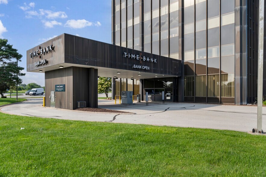 Bank Towers Portfolio portfolio of 2 properties for sale on LoopNet.com - Building Photo - Image 2 of 19