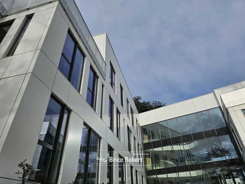 Office in Limonest for lease - Building Photo - Image 2 of 16