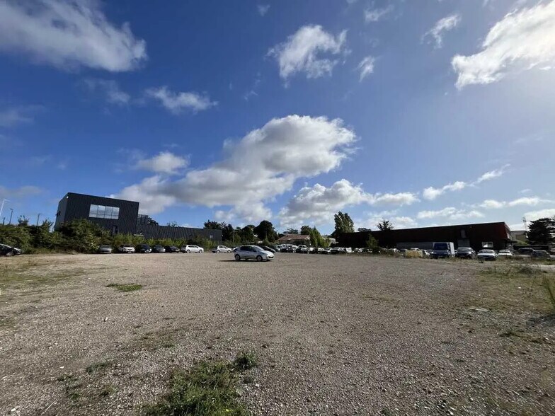 Flex in Porcheville for sale - Building Photo - Image 1 of 8