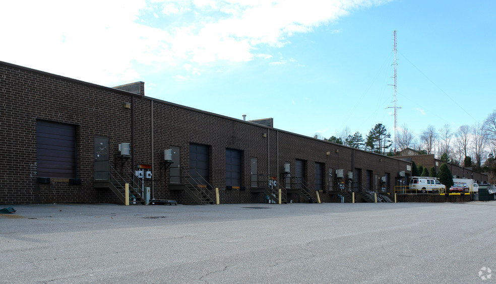 950 Tate Blvd, Hickory, NC for lease - Building Photo - Image 2 of 8