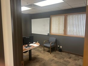 1959 Sloan Pl N, Maplewood, MN for lease Interior Photo- Image 2 of 12