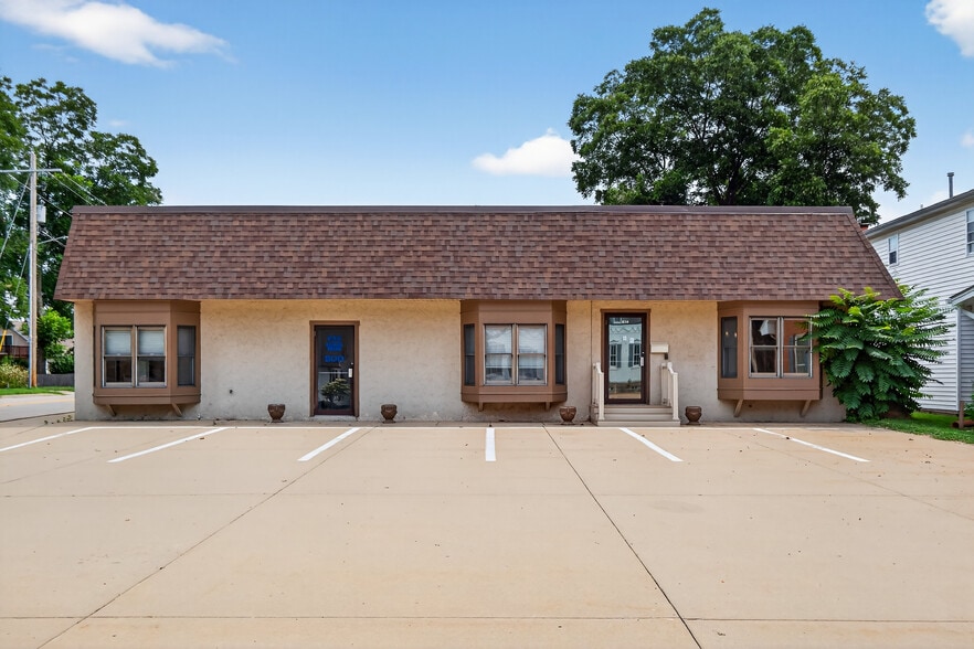 638 Main St, Columbia, IL for sale - Primary Photo - Image 1 of 56