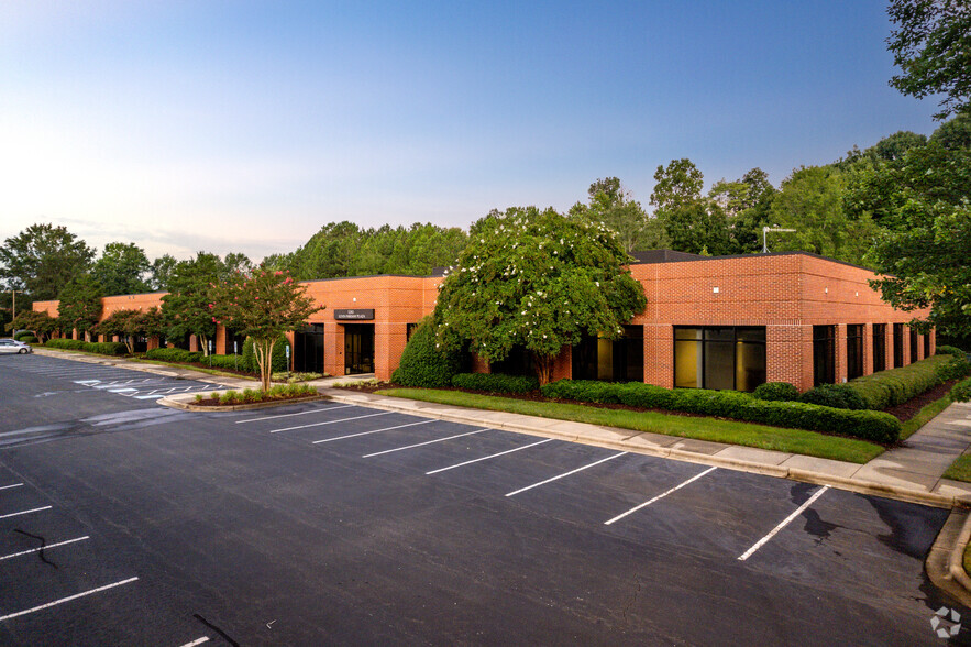 4828 Parkway Plaza Blvd, Charlotte, NC for lease - Building Photo - Image 1 of 9