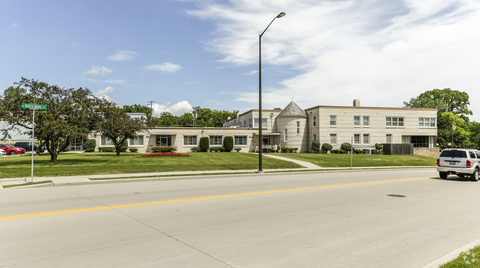 8530-8556 W National Ave, West Allis, WI for sale - Primary Photo - Image 1 of 1