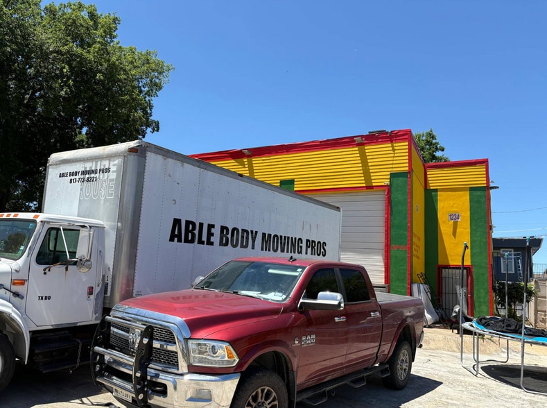 1234 E Illinois Ave, Dallas, TX for sale - Primary Photo - Image 1 of 9