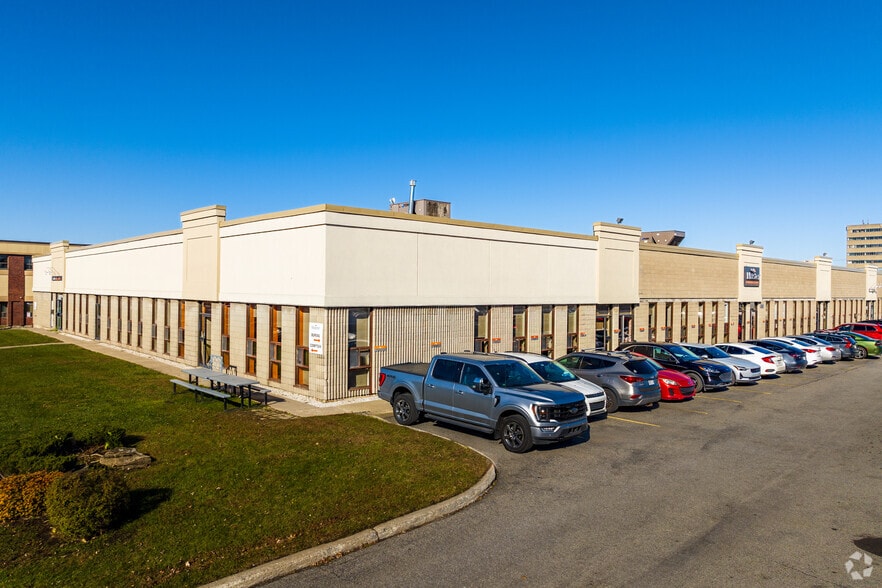 373-451 Boul Lebeau, Montréal, QC for lease - Primary Photo - Image 1 of 7