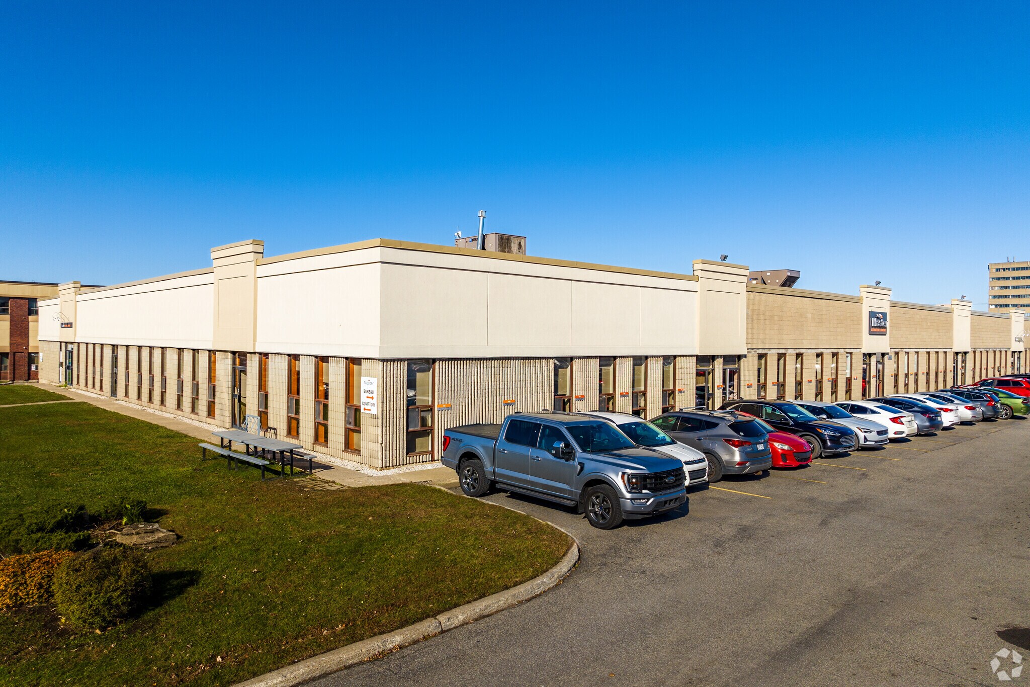 373-451 Boul Lebeau, Montréal, QC for lease Primary Photo- Image 1 of 8