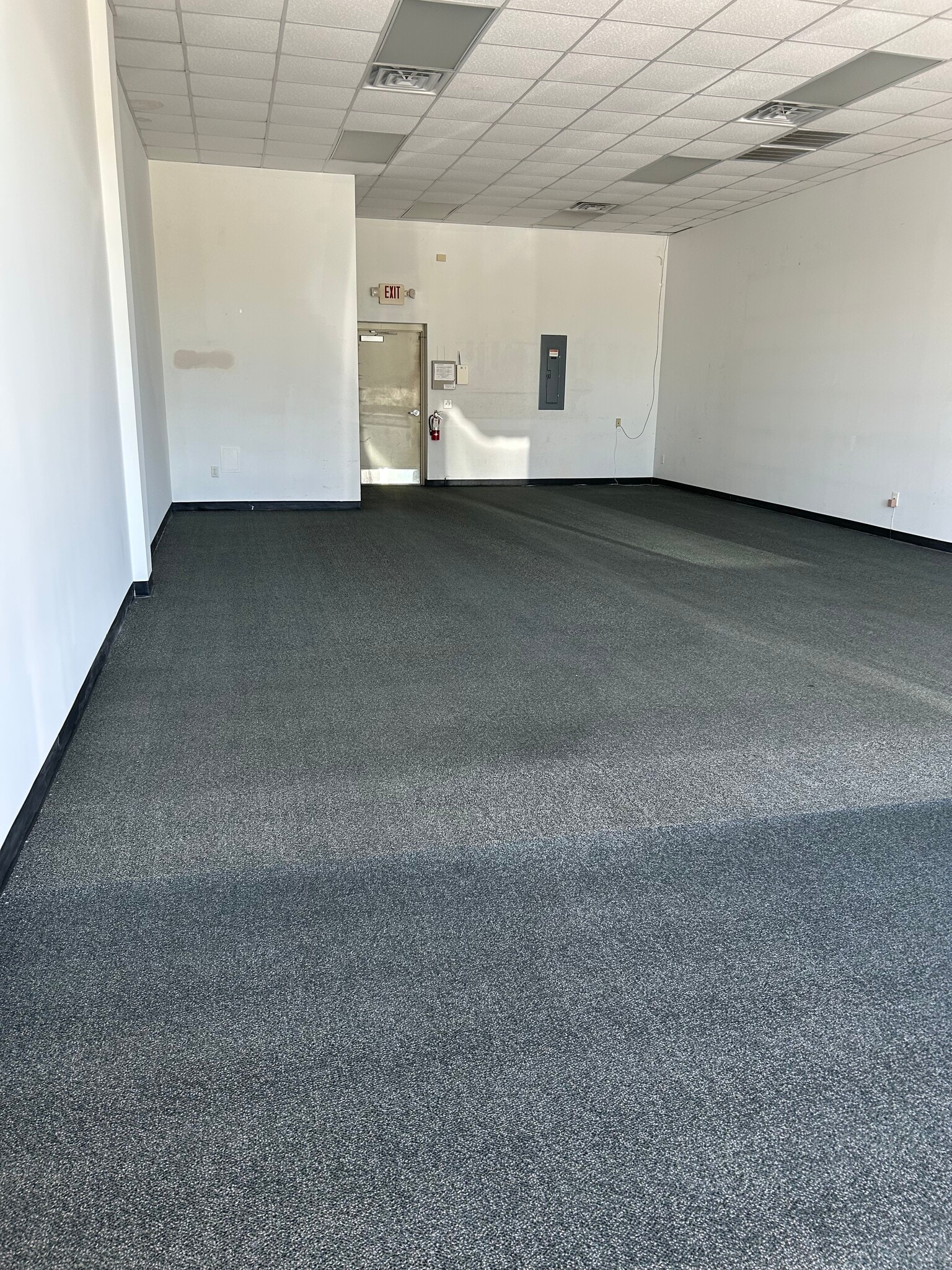 1002 Gardner Hill Dr, Jamestown, NC for lease Interior Photo- Image 1 of 2