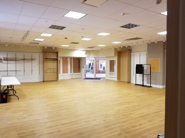 424-448 Depot St, Manchester Center, VT for sale - Interior Photo - Image 1 of 1