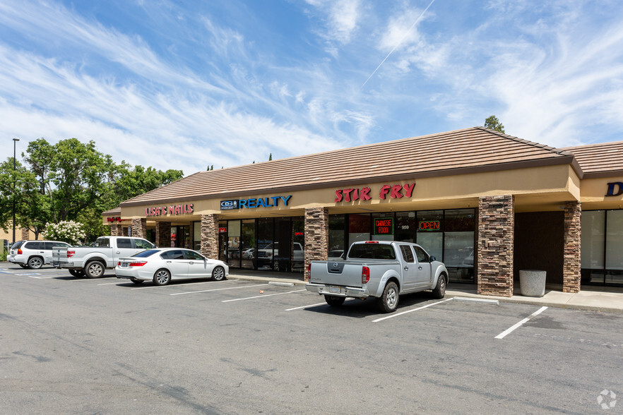 941-1045 Alamo Dr, Vacaville, CA for lease - Building Photo - Image 2 of 6