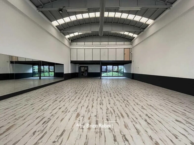 Office in Genay for lease - Interior Photo - Image 2 of 5