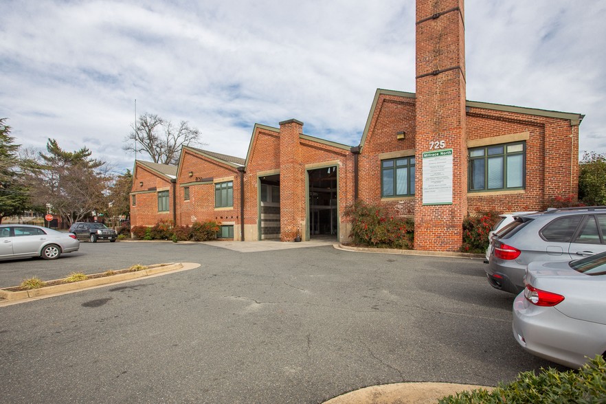 725 Jackson St, Fredericksburg, VA for lease - Primary Photo - Image 1 of 20