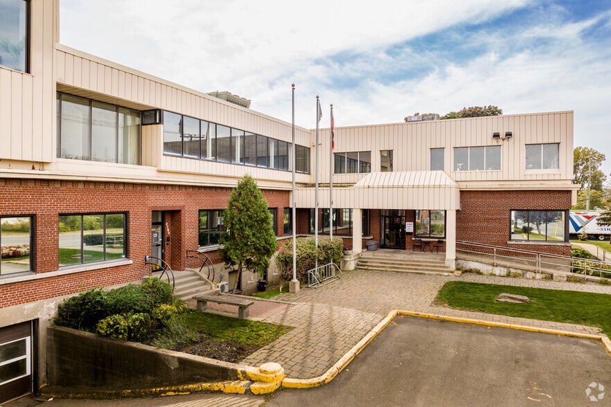 8200-8300 Rue Saint-Patrick, Montréal, QC for sale - Building Photo - Image 1 of 1