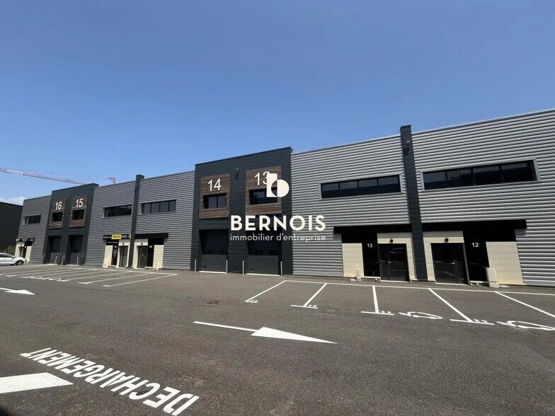 Flex in Brignoles for lease - Building Photo - Image 1 of 19