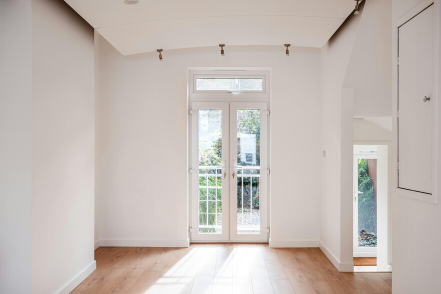 47 Barnsbury St, London for sale - Interior Photo - Image 3 of 15