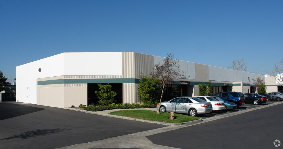 10611 Calle Lee, Los Alamitos, CA for lease - Primary Photo - Image 1 of 4