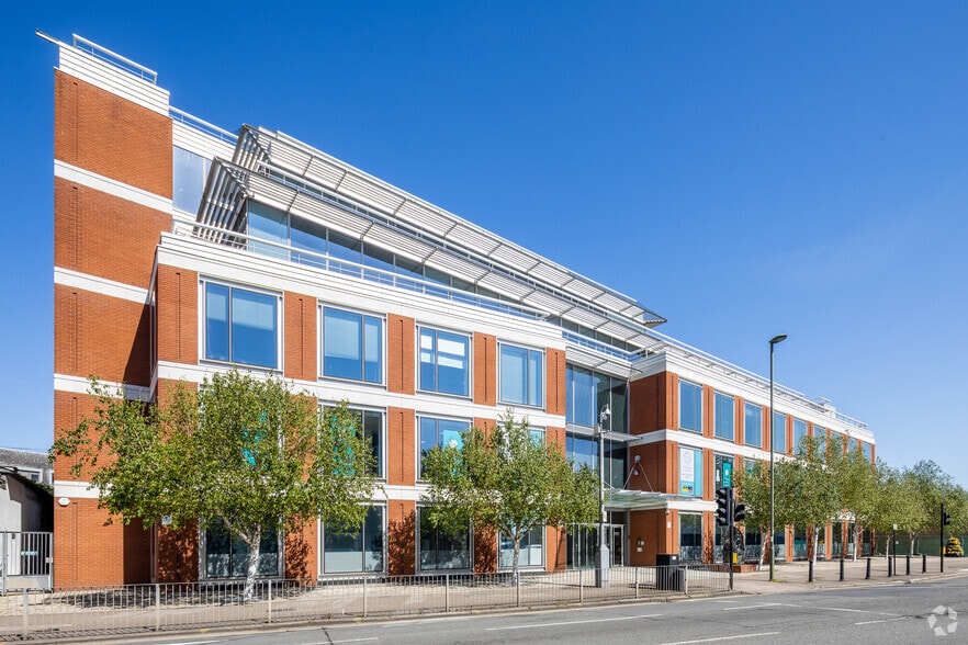 1 London Rd, Staines for sale - Primary Photo - Image 1 of 13