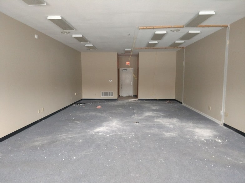 5836 N Lapeer Rd, North Branch, MI for lease - Interior Photo - Image 3 of 34