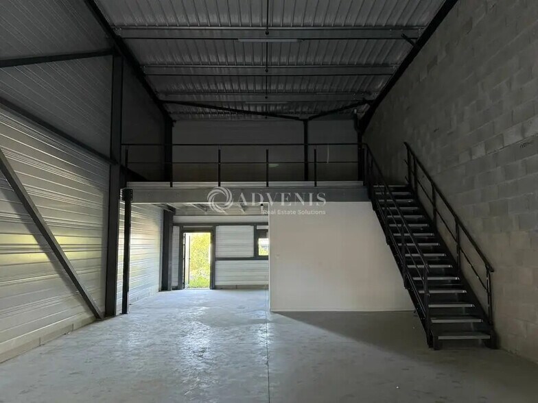 Flex in Charvieu-Chavagneux for lease - Interior Photo - Image 2 of 11