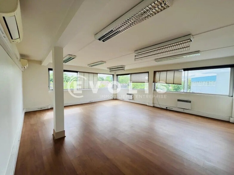 Office in Noisy-le-Grand for lease - Interior Photo - Image 1 of 5