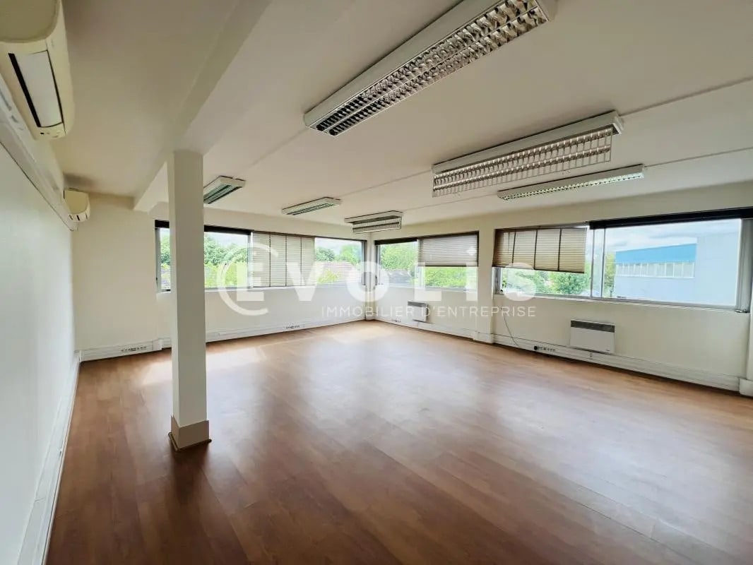 Office in Noisy-le-Grand for lease Interior Photo- Image 1 of 6
