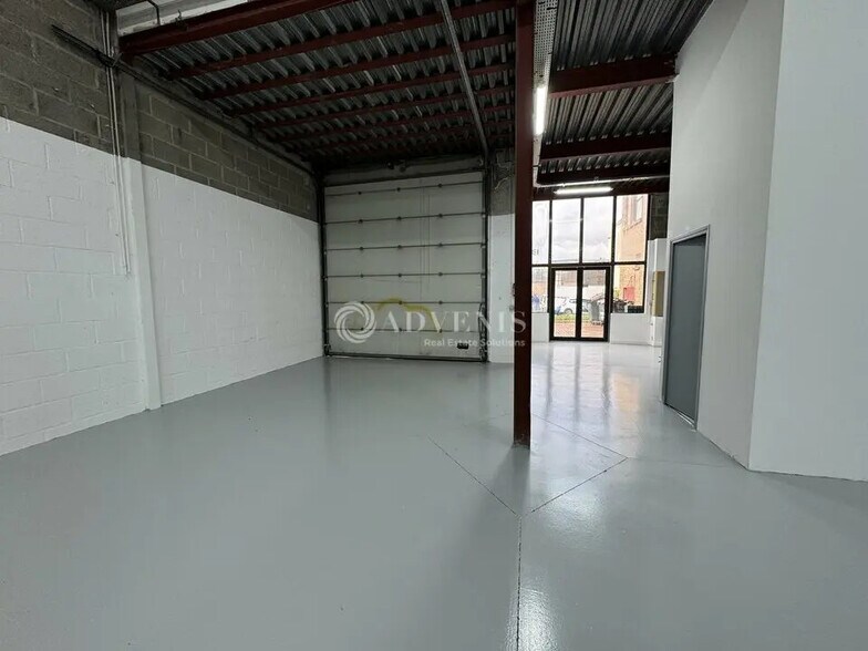 Flex in Le Thillay for lease - Interior Photo - Image 1 of 8