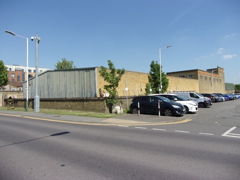 69-71 Oldchurch Rd, Romford for lease - Building Photo - Image 2 of 3
