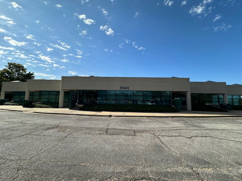 19401 E 40 Hwy, Independence, MO for lease - Building Photo - Image 1 of 34