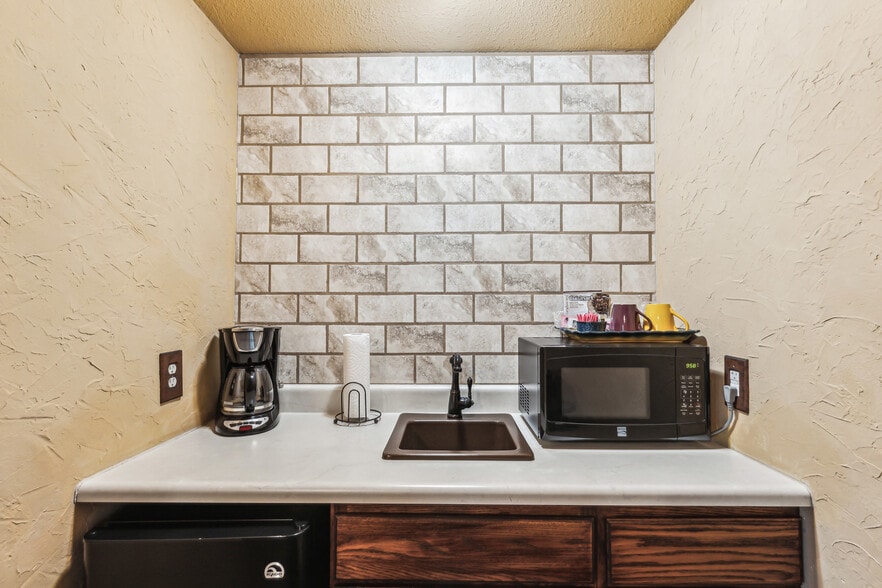 512 N Travis St, Granbury, TX for sale - Interior Photo - Image 3 of 143