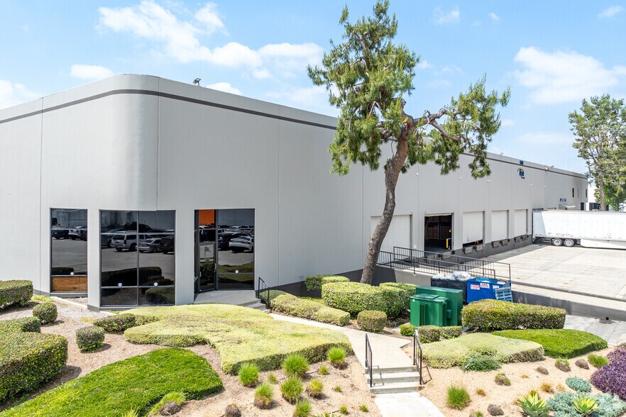 6000-6098 Rickenbacker Rd, Commerce, CA for lease - Primary Photo - Image 1 of 23