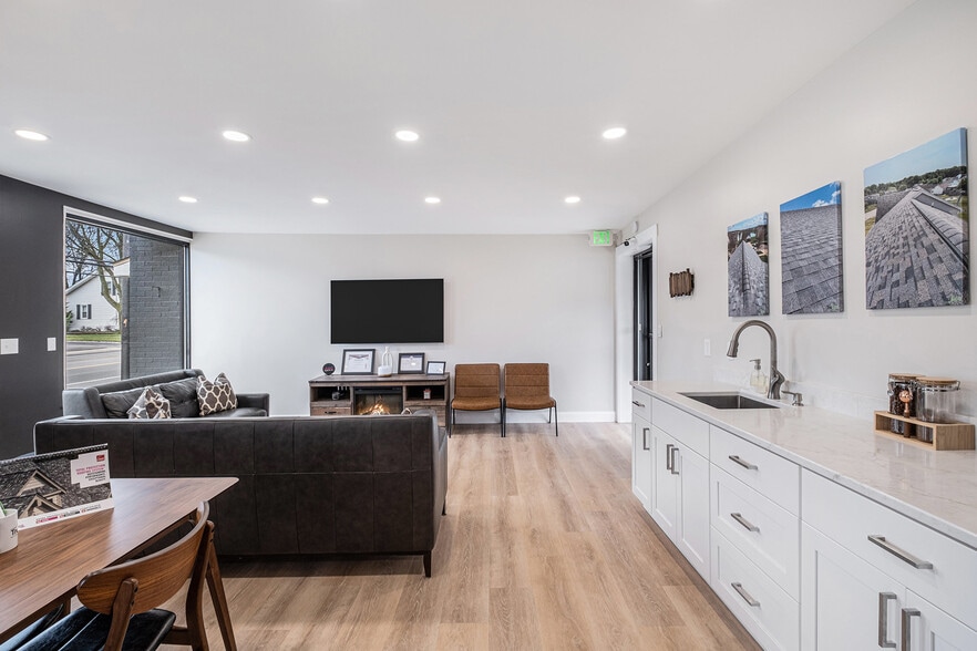 8127 Miller Rd, Swartz Creek, MI for sale - Interior Photo - Image 3 of 24